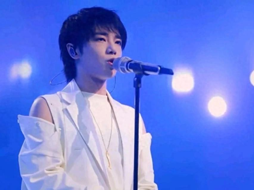 华晨宇：华语乐坛的跨界音乐奇才，探索独立摇滚与古典流行的无限可能