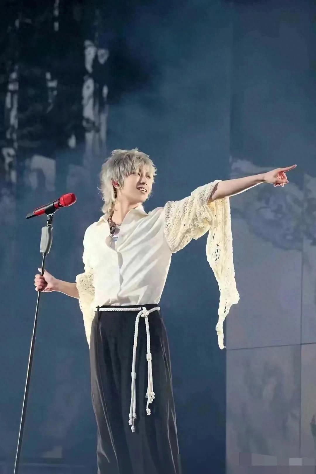 华晨宇：音乐界的非凡巨星，人民日报高度评价的独特存在