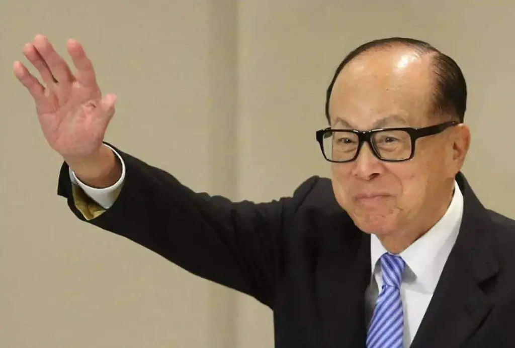 李嘉诚出售全球港口业务核心资产，战略调整释放全球经济信号