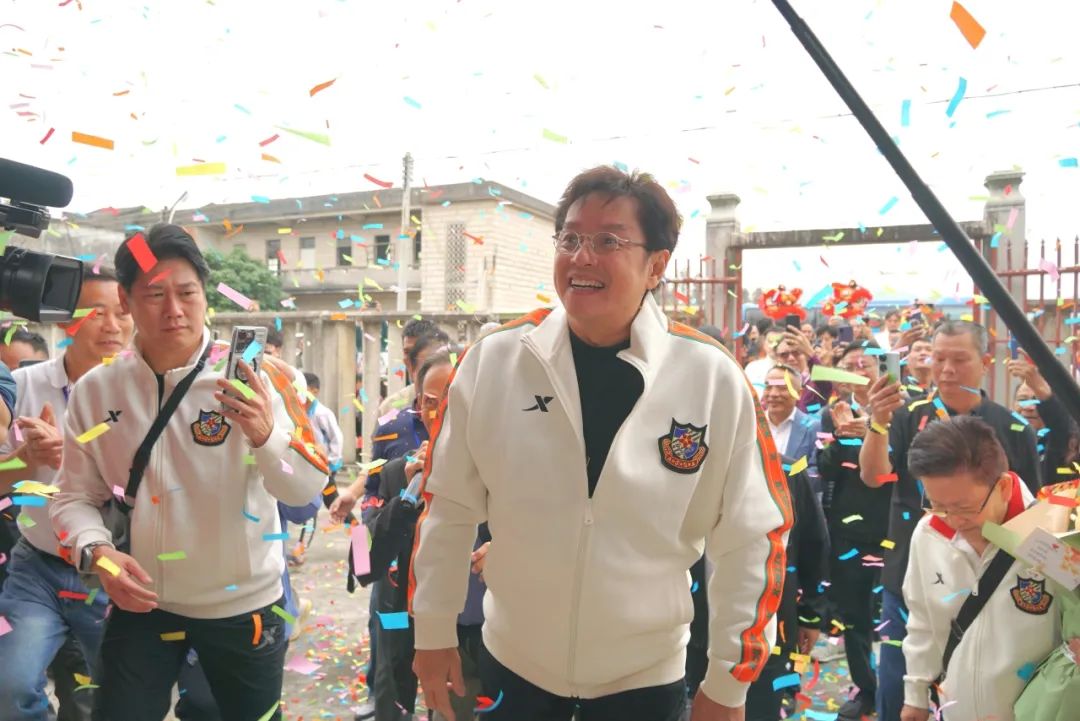 刘德华与足球的热爱与支持_刘德华踢足球的歌_刘德华喜欢的球队