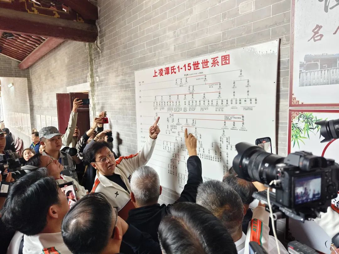 刘德华喜欢的球队_刘德华踢足球的歌_刘德华与足球的热爱与支持