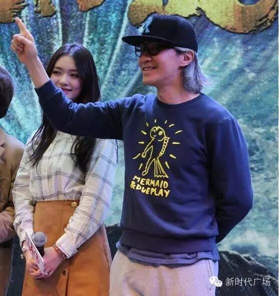 周星驰见面迷丝影粉故事梗概_周星驰和粉丝互动视频_周星驰的影迷见面会与粉丝故事