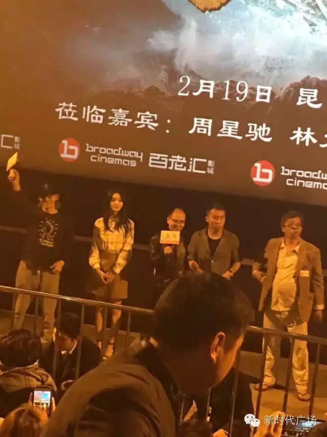 周星驰见面迷丝影粉故事梗概_周星驰和粉丝互动视频_周星驰的影迷见面会与粉丝故事