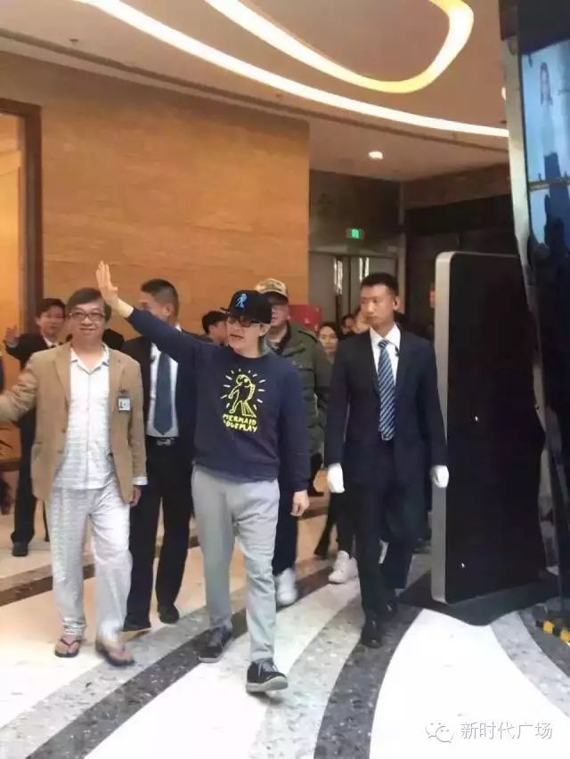 周星驰和粉丝互动视频_周星驰的影迷见面会与粉丝故事_周星驰见面迷丝影粉故事梗概