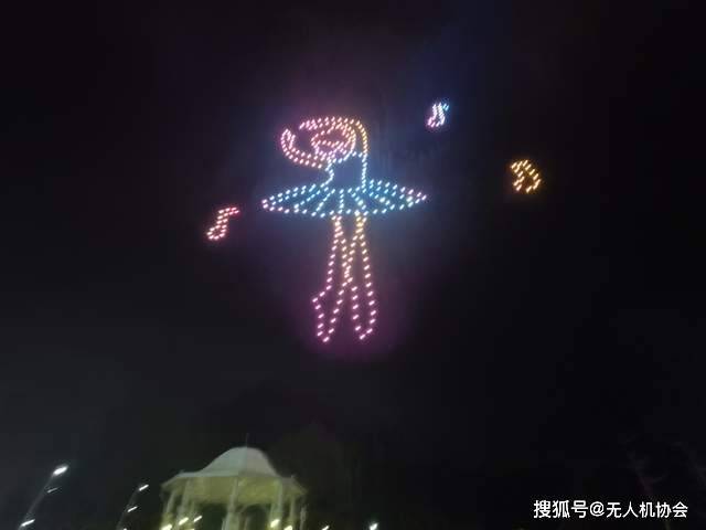 无人机灯光秀表演：空中未来2022架无人机国庆鄂尔多斯康巴什精彩绽放