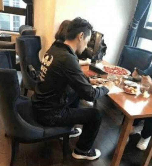 息影两年仍有高热度！胡歌国庆节被曝在重庆山城区买别墅引网友热议