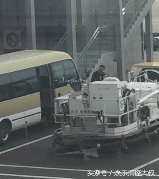 国庆期间胡歌在重庆买别墅？衣着低调一撇胡子帅气随意