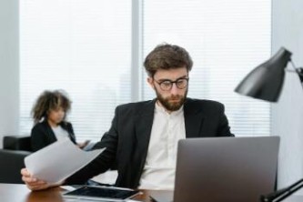 比特币价格波动分析：供需、监管、技术、市场情绪与外部因素影响